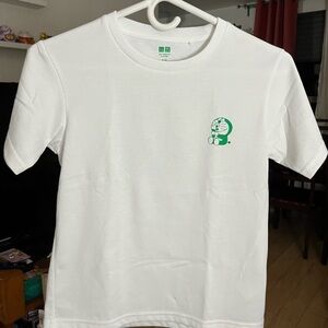 Uniqlo White Kids T-Shirt with Green Graphic (Doraemon)